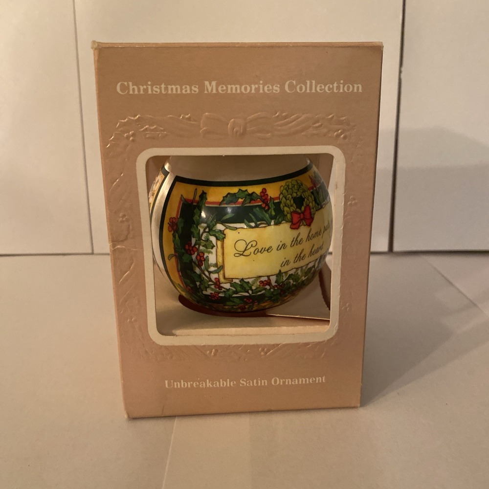 Christmas‎ Memories Collection 1981 Satin Ornament Christmas Village